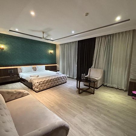 Hotel Elegant Inn Сурат Екстериор снимка