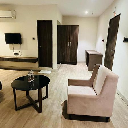 Hotel Elegant Inn Сурат Екстериор снимка