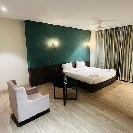 Hotel Elegant Inn Сурат Екстериор снимка
