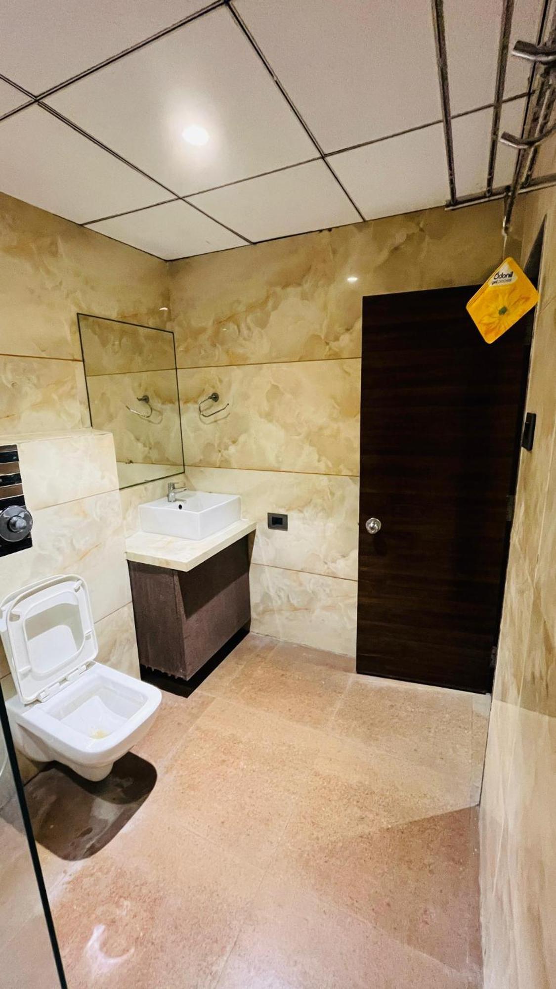 Hotel Elegant Inn Сурат Екстериор снимка