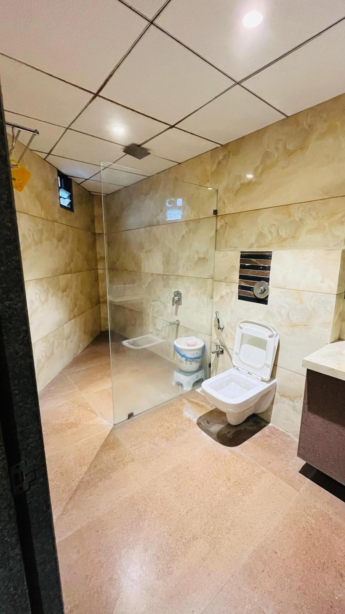 Hotel Elegant Inn Сурат Екстериор снимка