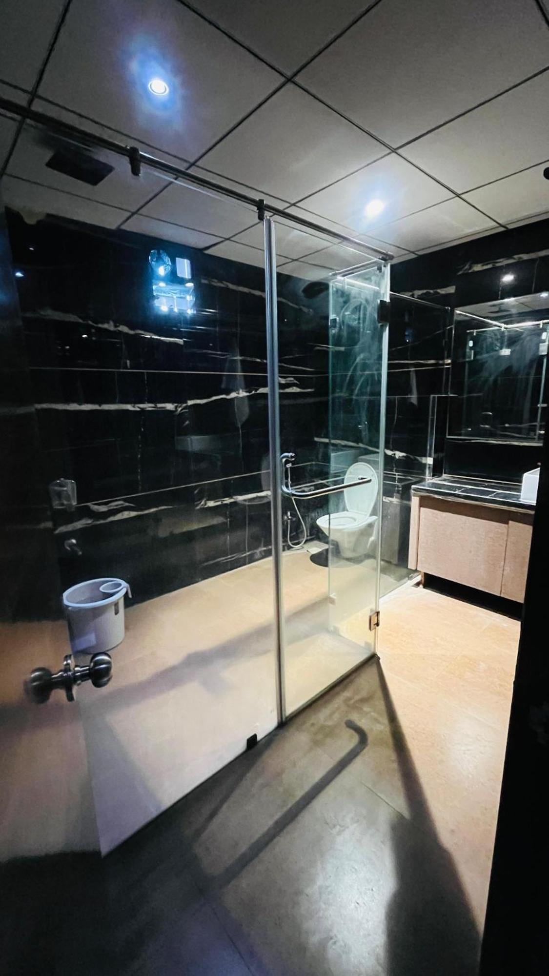 Hotel Elegant Inn Сурат Екстериор снимка