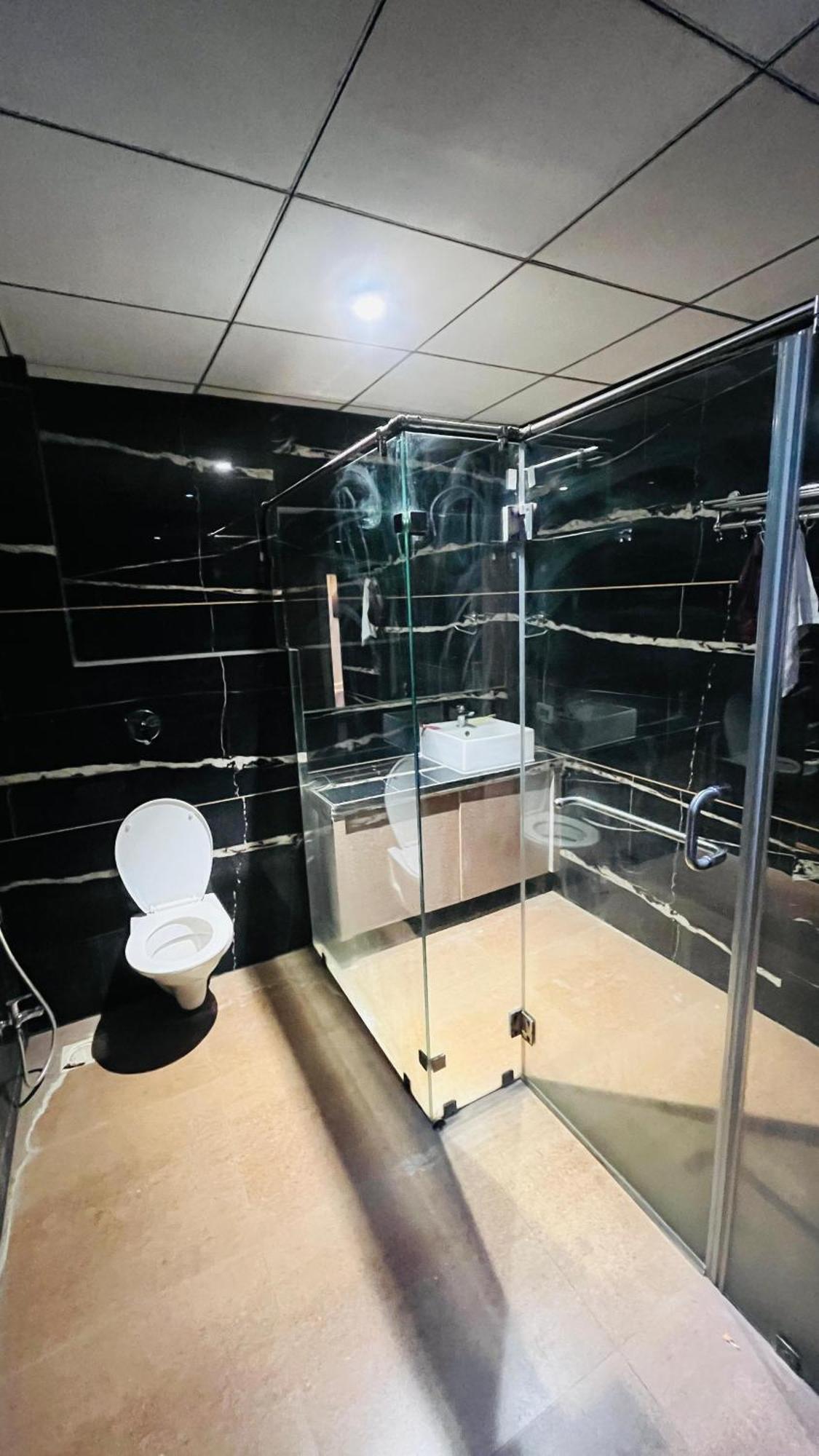 Hotel Elegant Inn Сурат Екстериор снимка