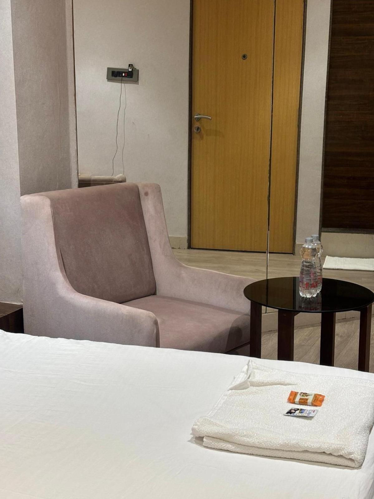 Hotel Elegant Inn Сурат Екстериор снимка