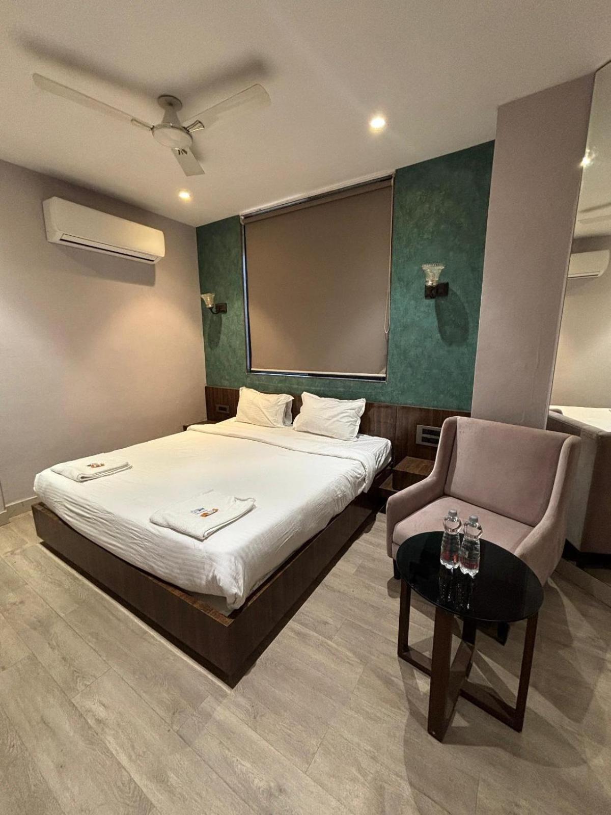 Hotel Elegant Inn Сурат Екстериор снимка