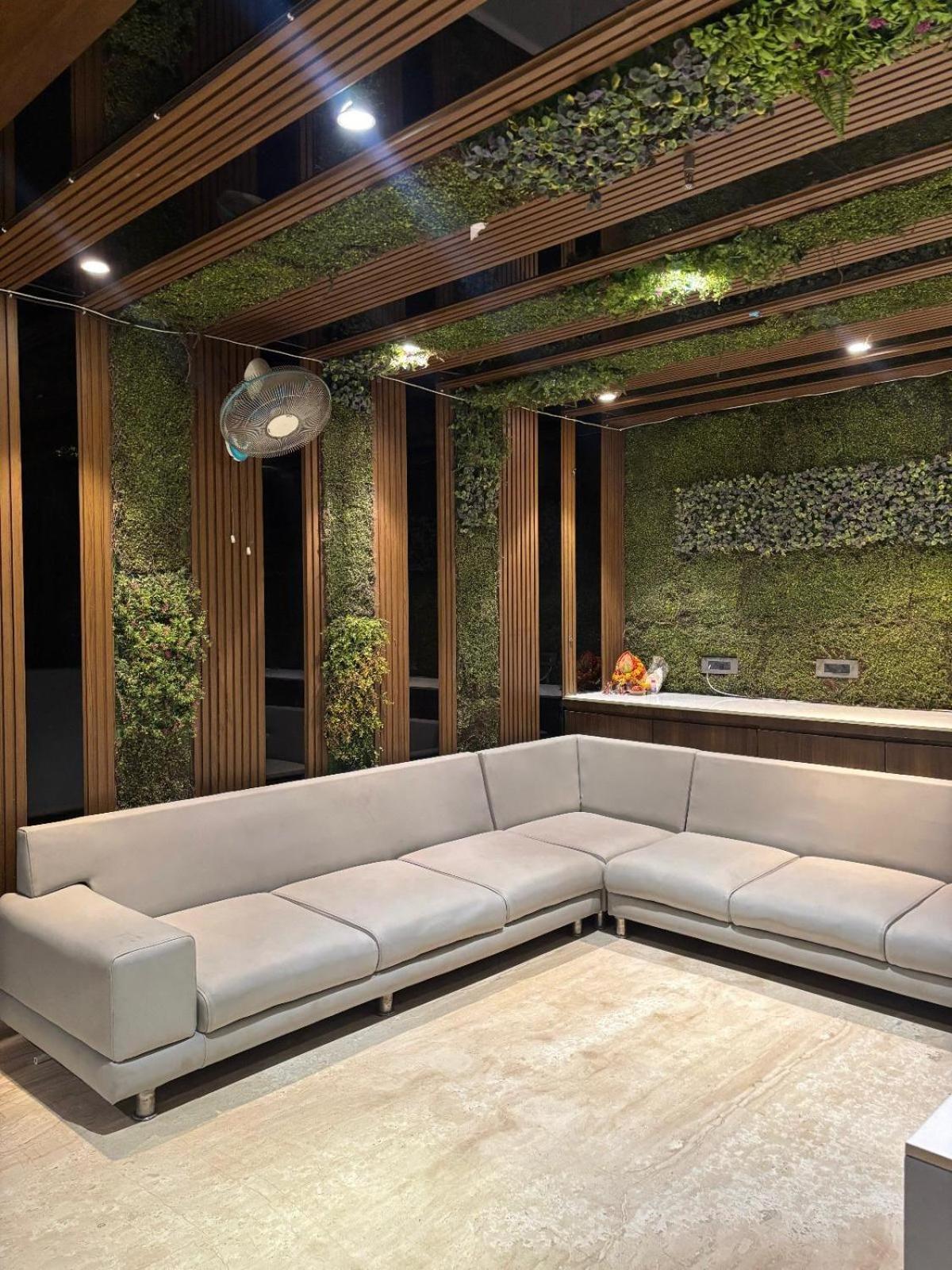 Hotel Elegant Inn Сурат Екстериор снимка