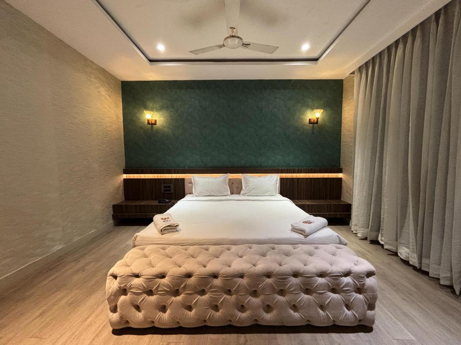 Hotel Elegant Inn Сурат Екстериор снимка