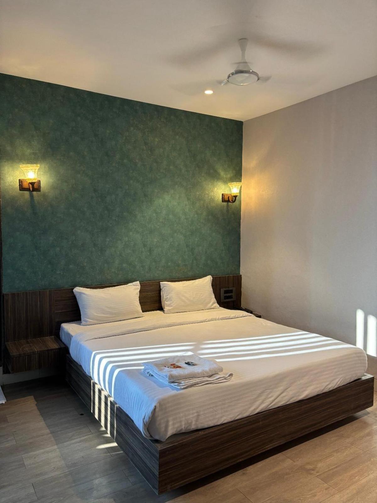 Hotel Elegant Inn Сурат Екстериор снимка
