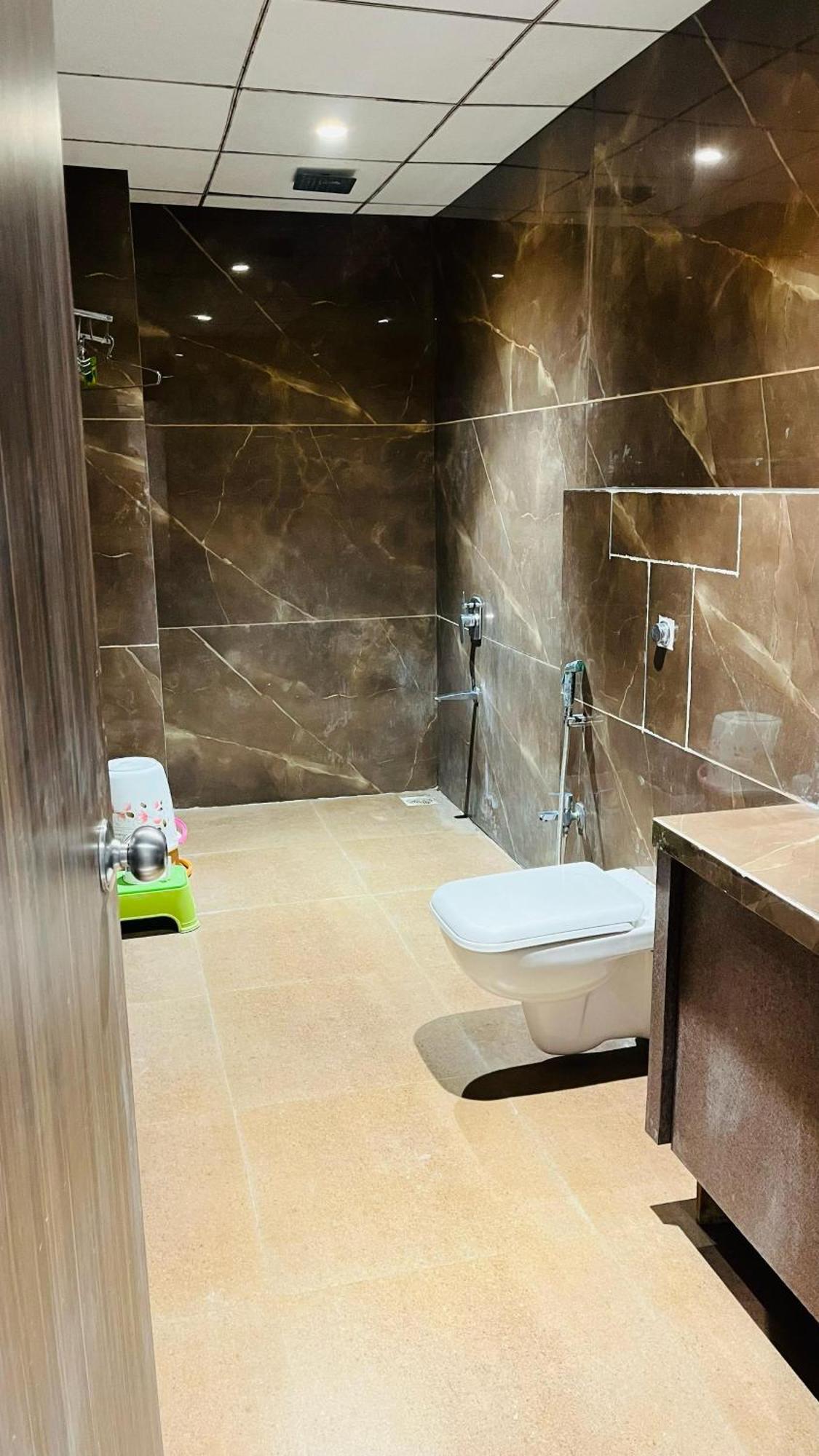 Hotel Elegant Inn Сурат Екстериор снимка