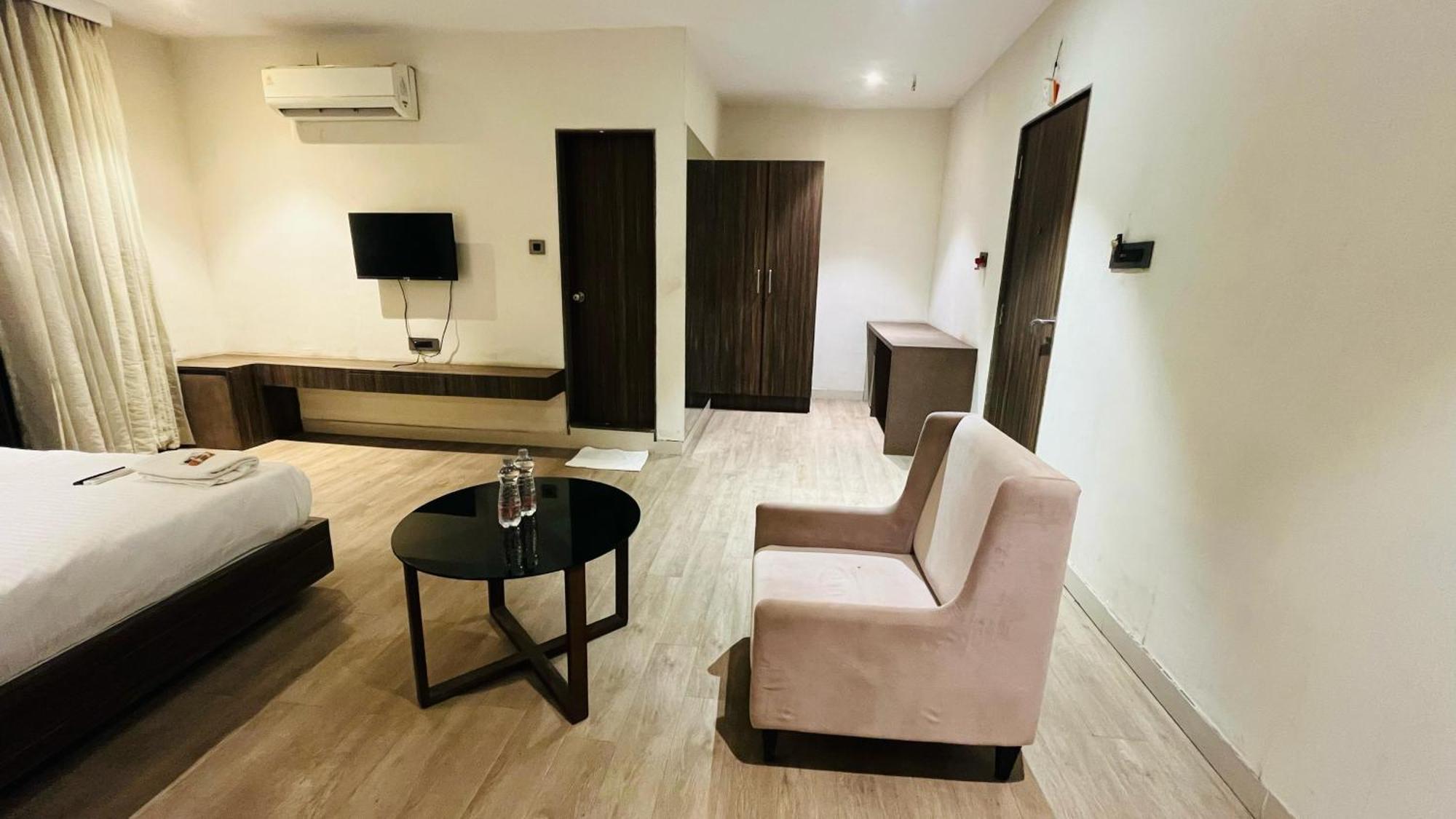 Hotel Elegant Inn Сурат Екстериор снимка