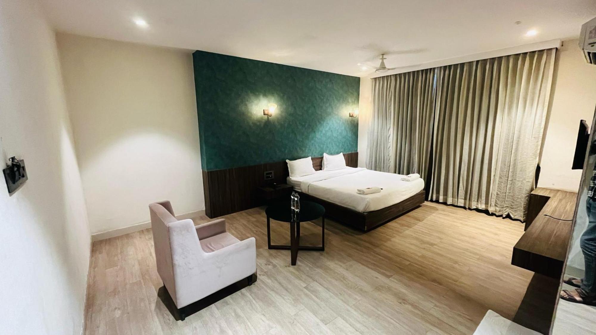 Hotel Elegant Inn Сурат Екстериор снимка