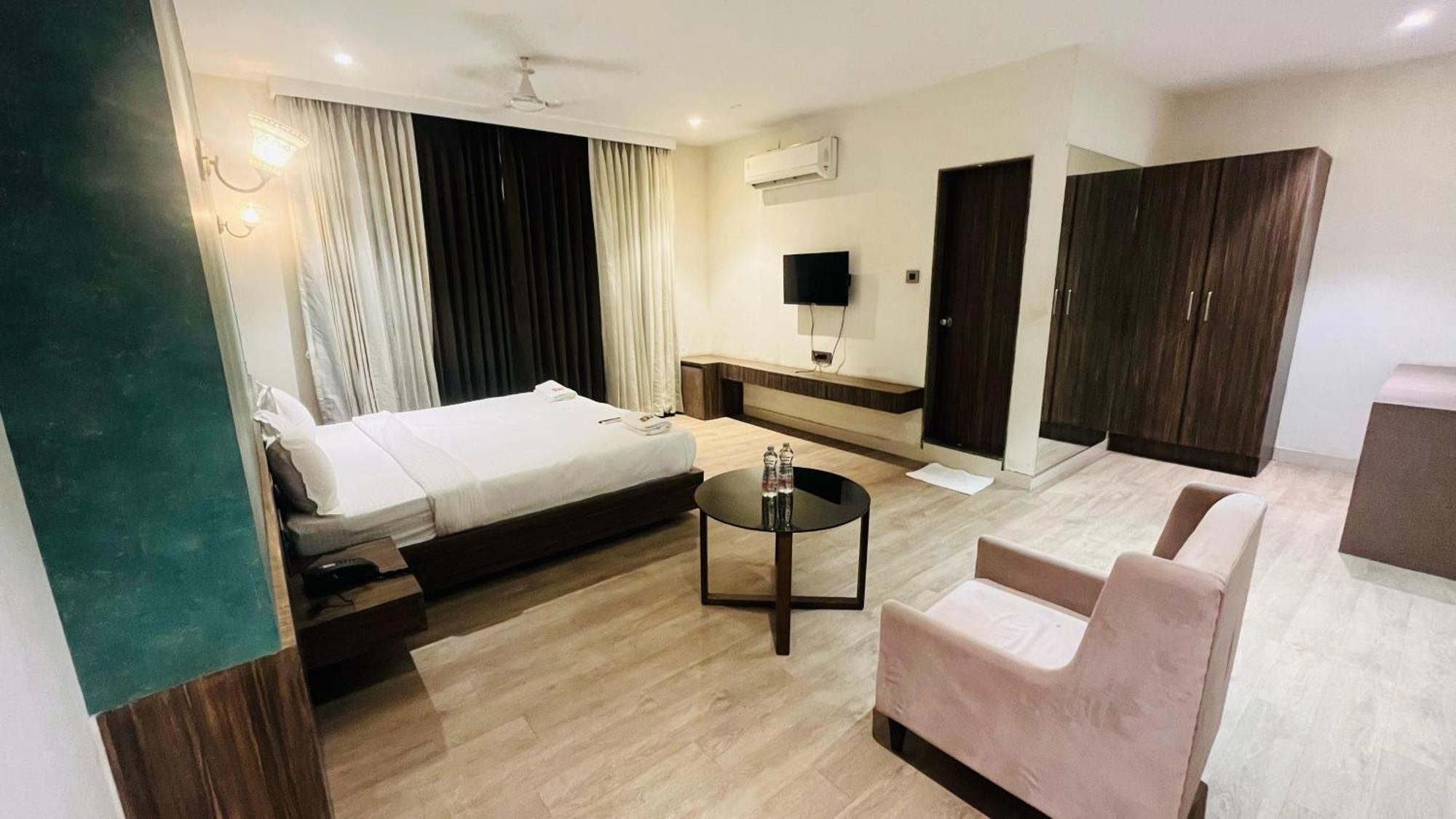 Hotel Elegant Inn Сурат Екстериор снимка