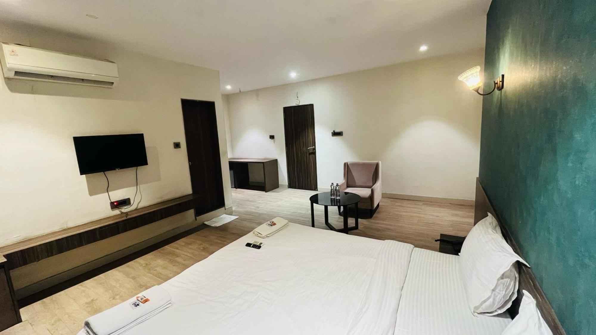 Hotel Elegant Inn Сурат Екстериор снимка